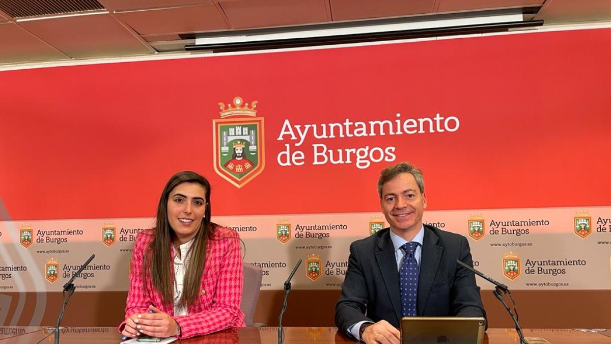 Andrea Ballesteros y César Barriada en la rueda de prensa en la que la concejala se ha estrenado como portavoz del grupo municipal del PP.