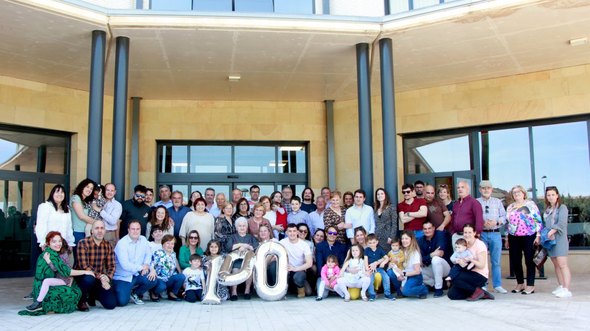 Adela celebra sus 100 años con sus hijos, nietos y biznietos