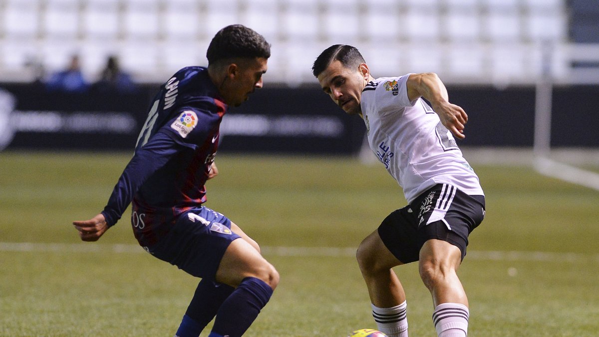 José Joaquín Matos durante el primer enfrentamiento entre Burgos y Huesca de la temporada. TOMÁS ALONSO