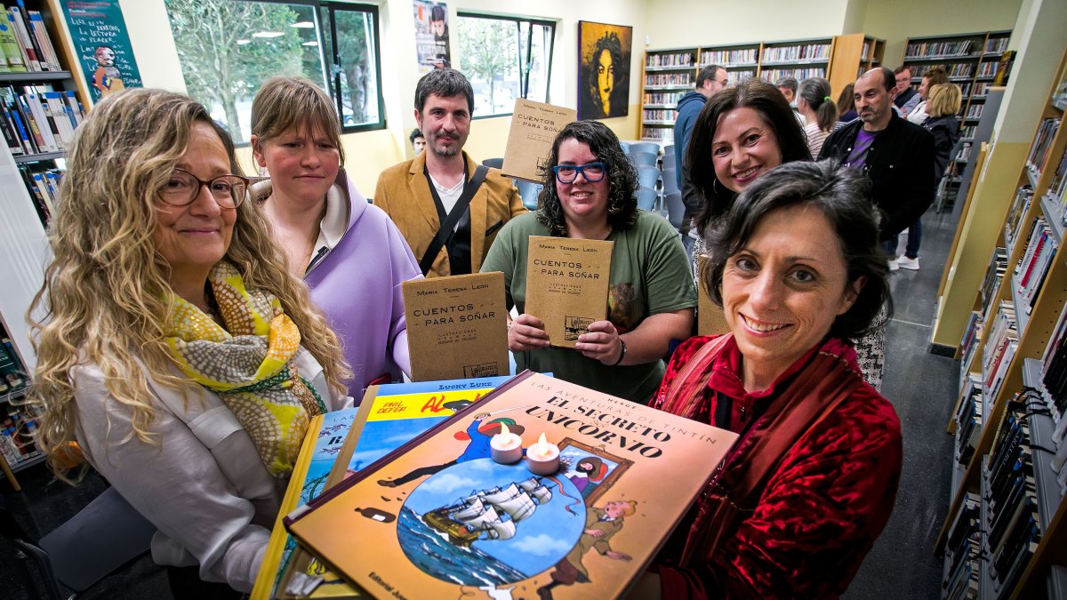 Amalia Trujillo y Regina Correia, de la biblioteca María Teresa de León, junto a Arona Garley, Alberto Pérez Ruiz, Selva Delgado y Eva Pérez Fernández.