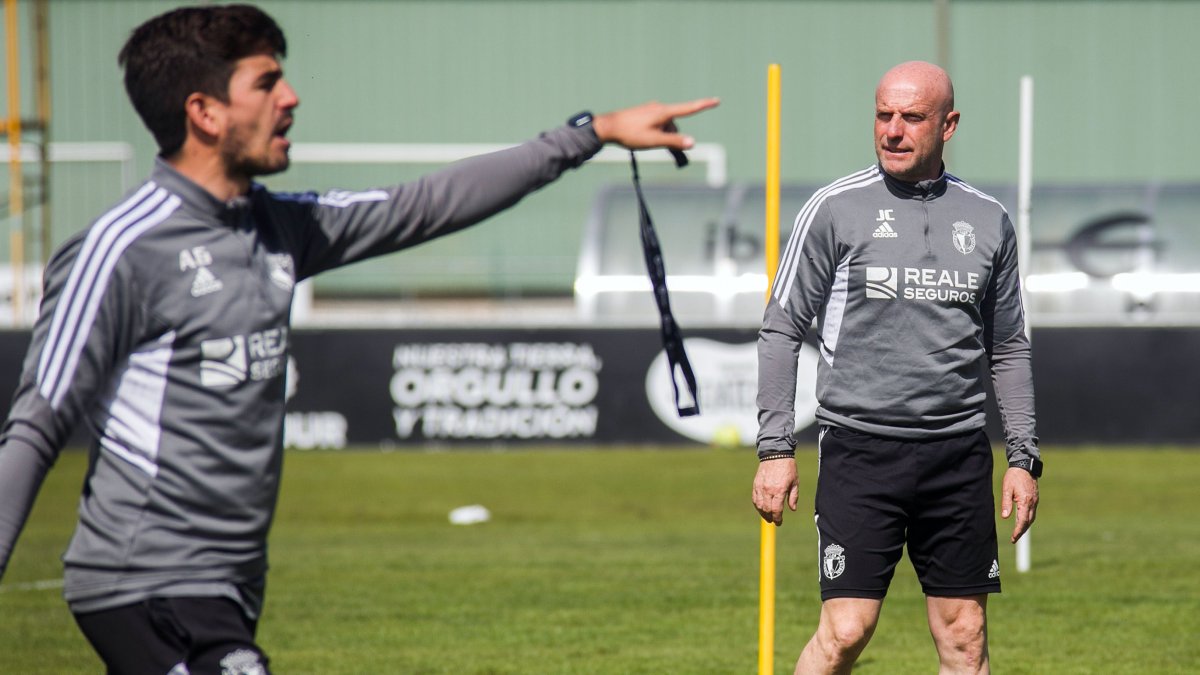 El técnico blanquinegro junto a Alberto Ginés, preparador físico del primer equipo, durante un entrenamiento