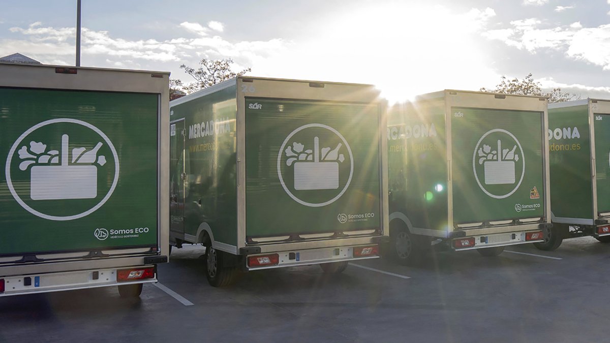 FLOTA . La compañía ha seguido optimizando la logística de la flota de camiones contratada, compuesta en su totalidad por vehículos último modelo Euro VI más respetuosos con el medioambiente. En 2022, además, se han utilizado 95 camiones propulsados a gas natural licuado y 18 camiones propulsados a gas natural comprimido.