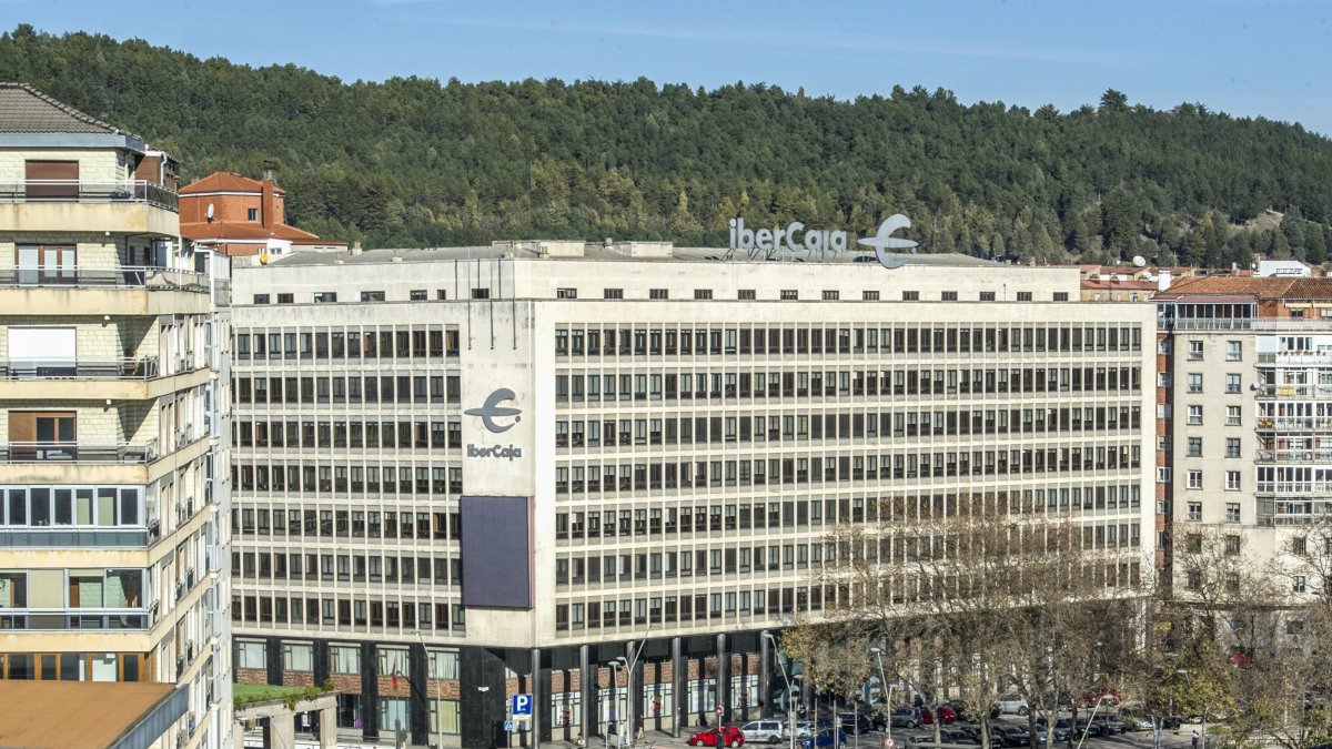 Imagen Sede central de la Dirección Provincial Territorial de Ibercaja en Burgos, en la plaza de España.