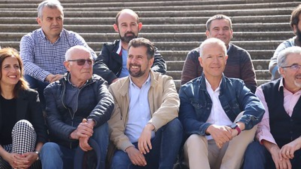 presidente del Senado, Ander Gil, el secretario general del PSOECyl yEl portavoz en las Cortes, Luis Tudanca, en la escalinata del Monasterio de San Salvador de la localidad burgalesa de Oña junto al alcalde y candidato a la reelección Arturo Pérez