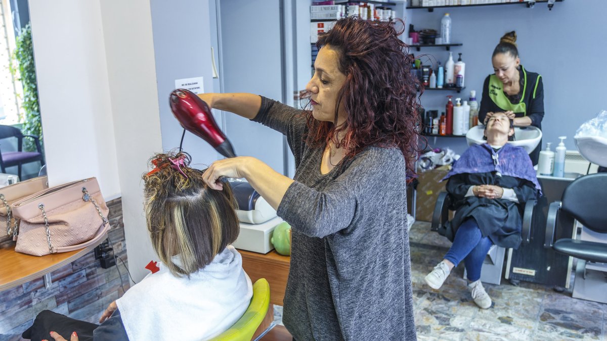 El sector de peluquerías ha visto cómo la clientela espacia más sus visitas mientras se doblan los gastos básicos.