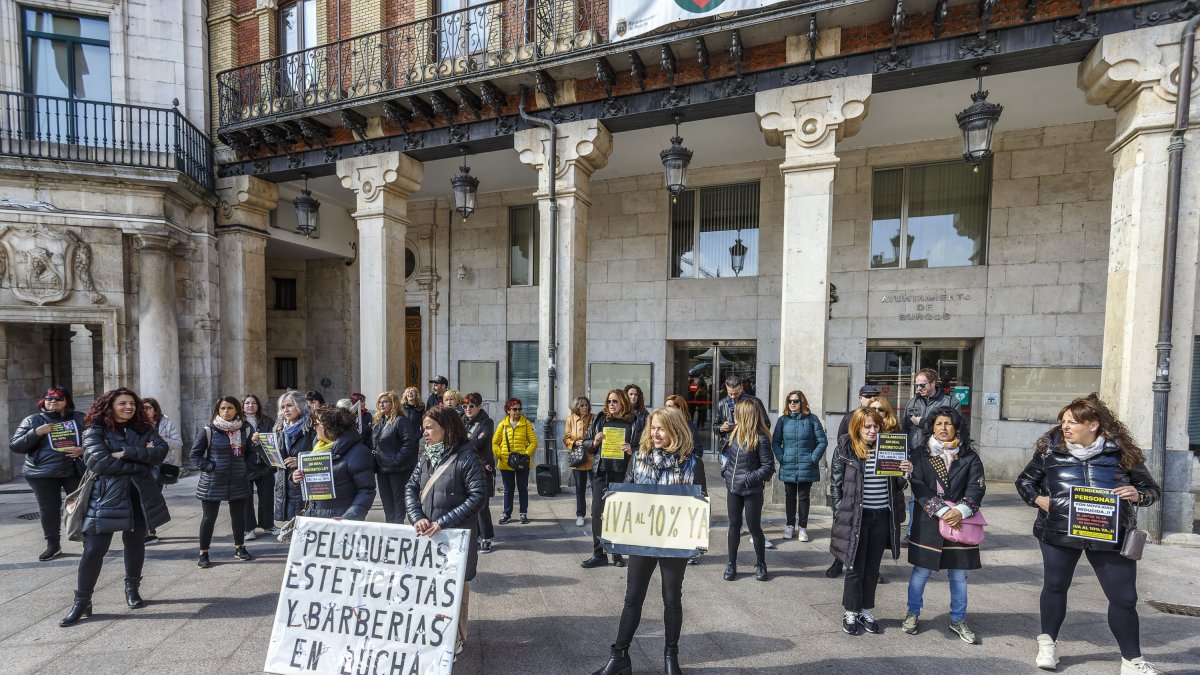 Peluqueros, esteticistas y barberos protestaron n la Plaza Mayor frente al Ayuntamiento de Burgos