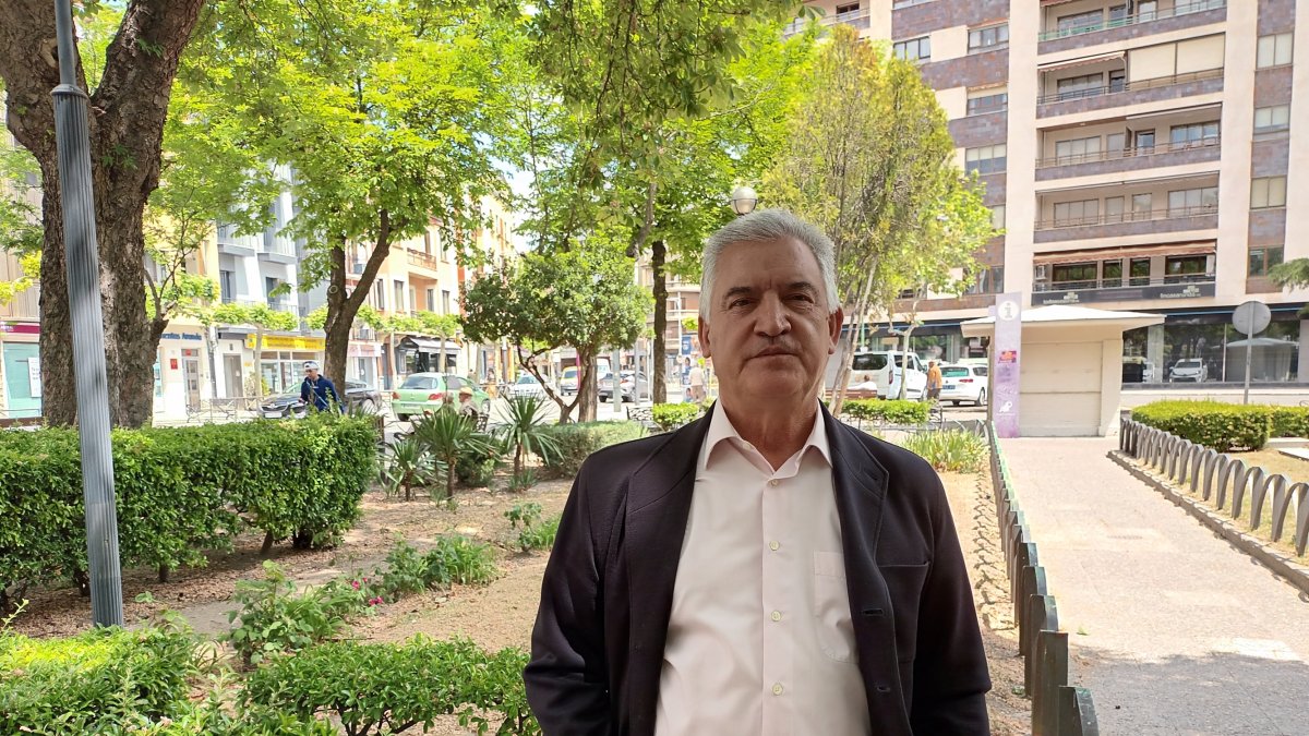 El candidato del PSOE Aranda, Ildefonso Sanz, posa en los Jardines de Don Diego