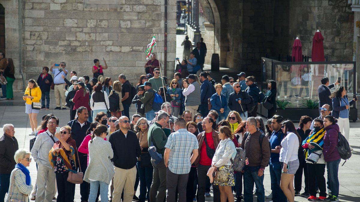 Imagen de un grupo de turistas en la plaza del Rey San Fernando.