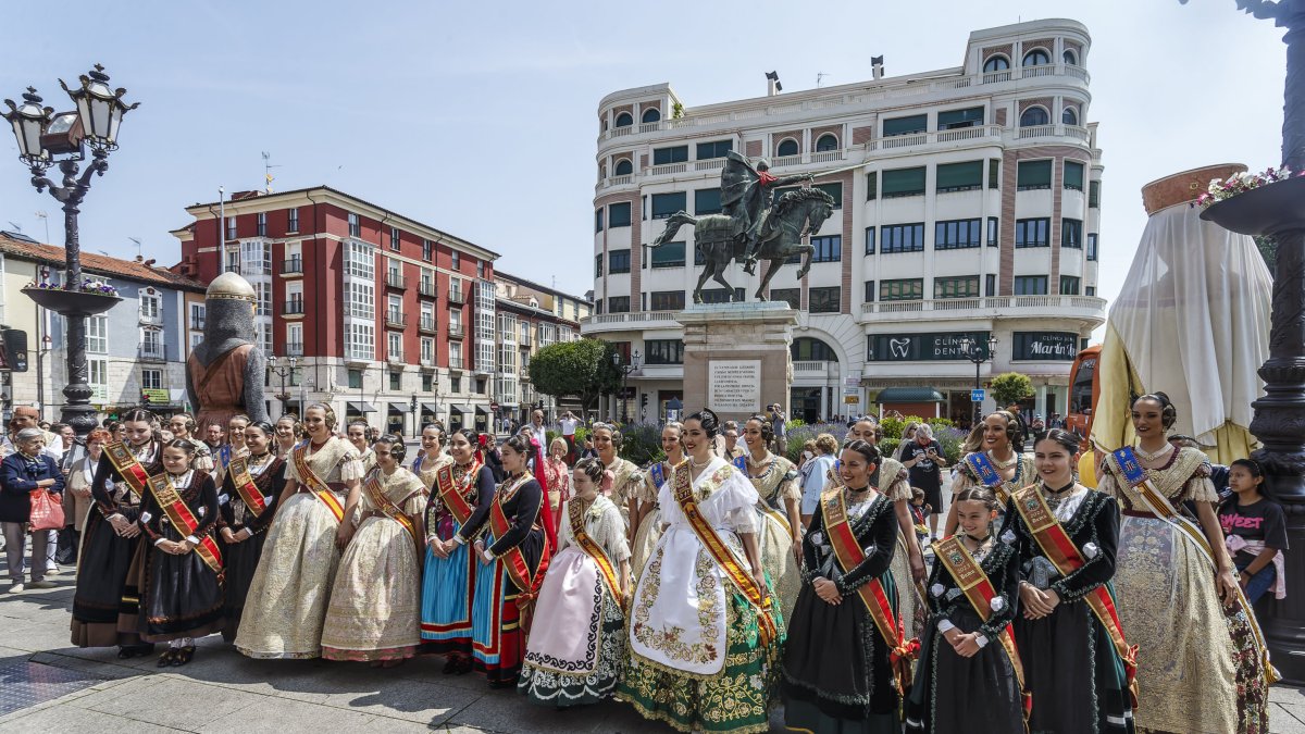 Homenaje al Cid, en Burgos, con la Fallera Mayor de Valencia y la Reina de la Huerta Murciana.