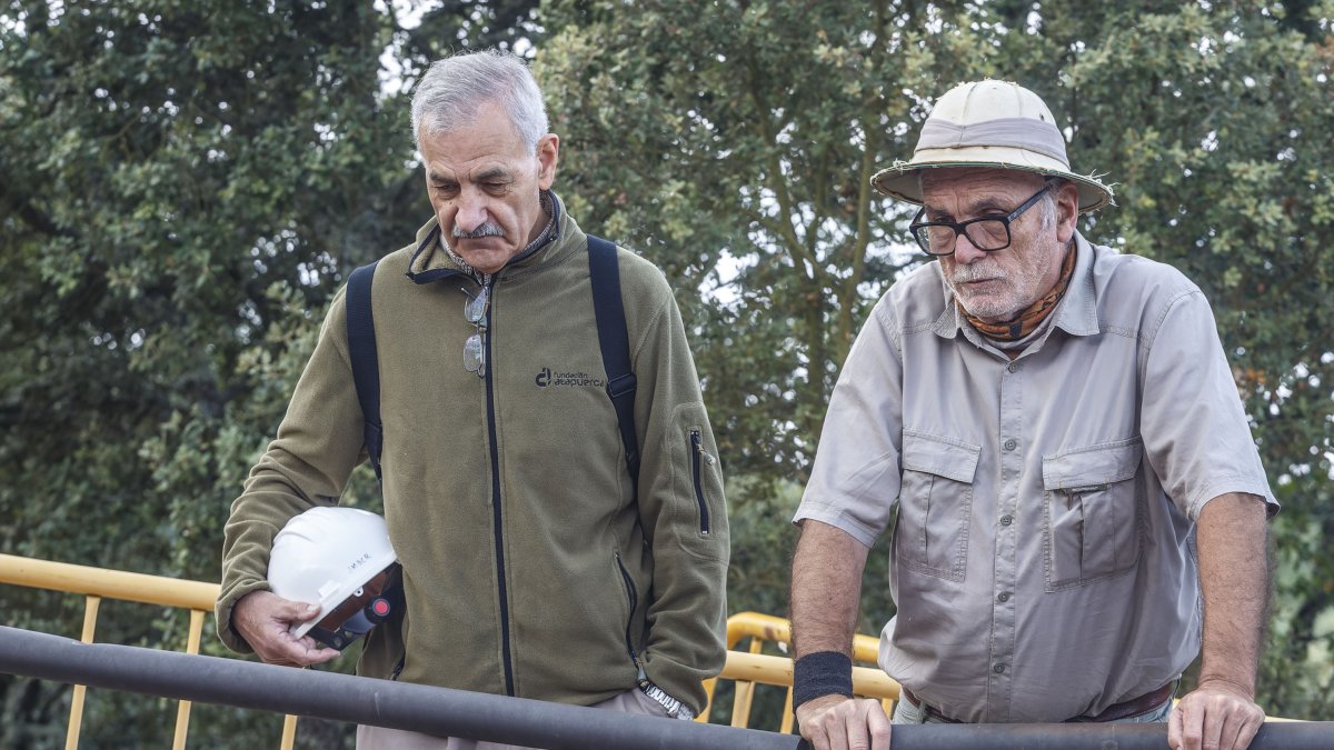 José María Bermúdez de Castro y Eudald Carbonell observan desde la plataforma de Penal los trabajos en Gran Dolina.