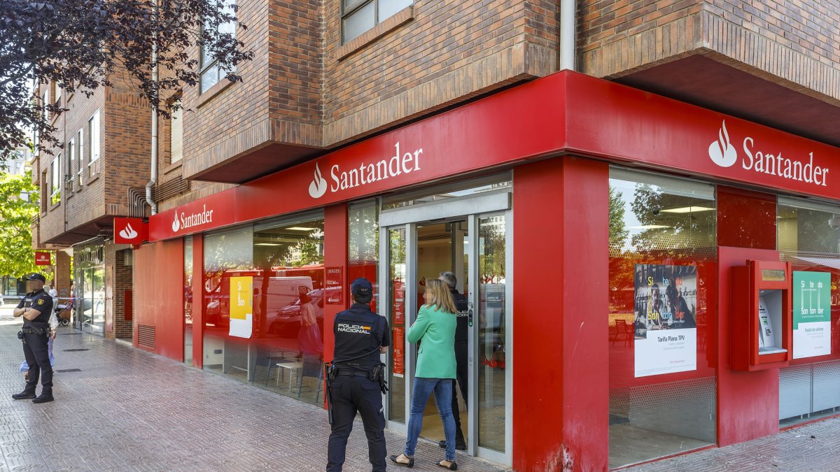 Cordón policial tras el atraco al Banco Santander del G-3 en Burgos.