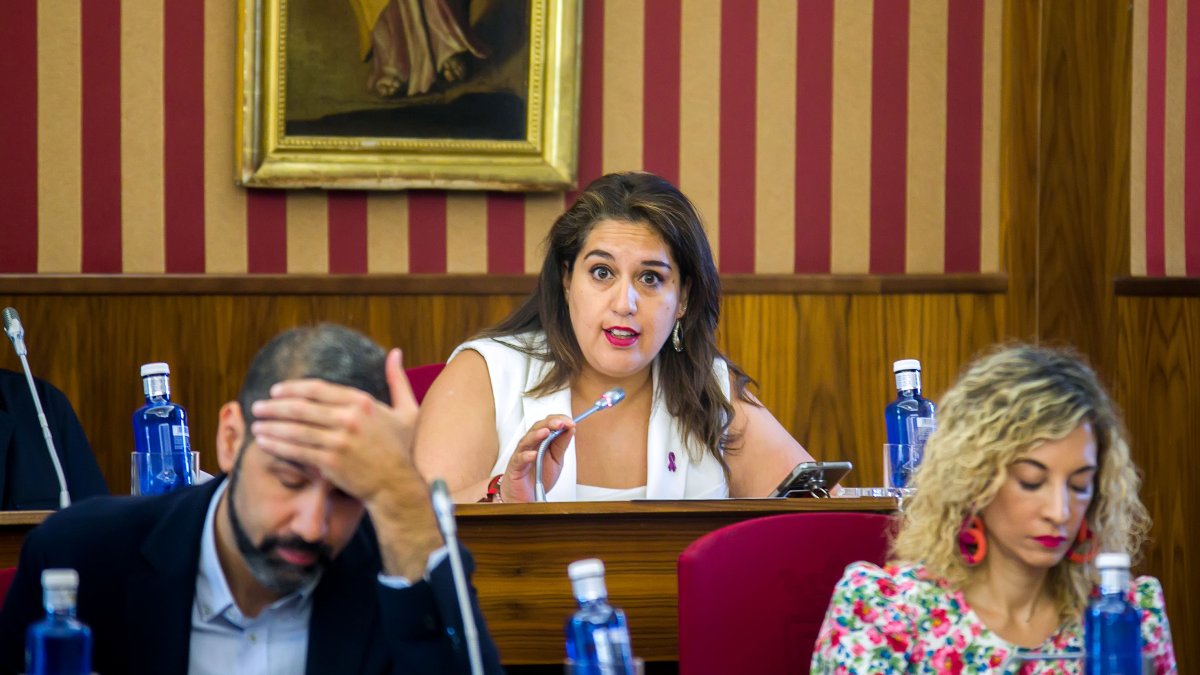 La concejala del PSOE en el Ayuntamiento de Burgos, Estrella Paredes, reprocha al PP y Vox la eliminación de la Concejalía de Mujer.