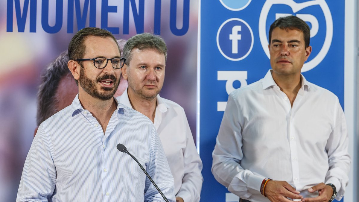 El portavoz del Partido Popular en el Senado, Javier Maroto, comparece en rueda de prensa acompañado de los candidatos al Congreso y Senado por Burgos
