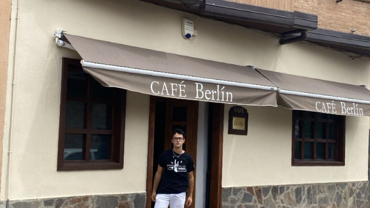 Miguel posa en la puerta del Café Berlín