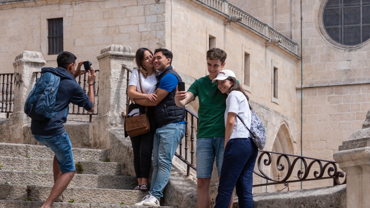 Dos parejas de jóvenes se fotografían con la Catedral de Burgos al fondo