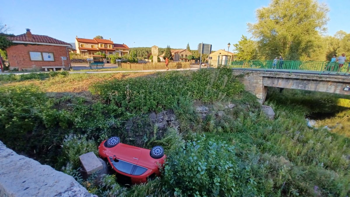 El vehículo cayó hasta el cauce del río Arlanza.