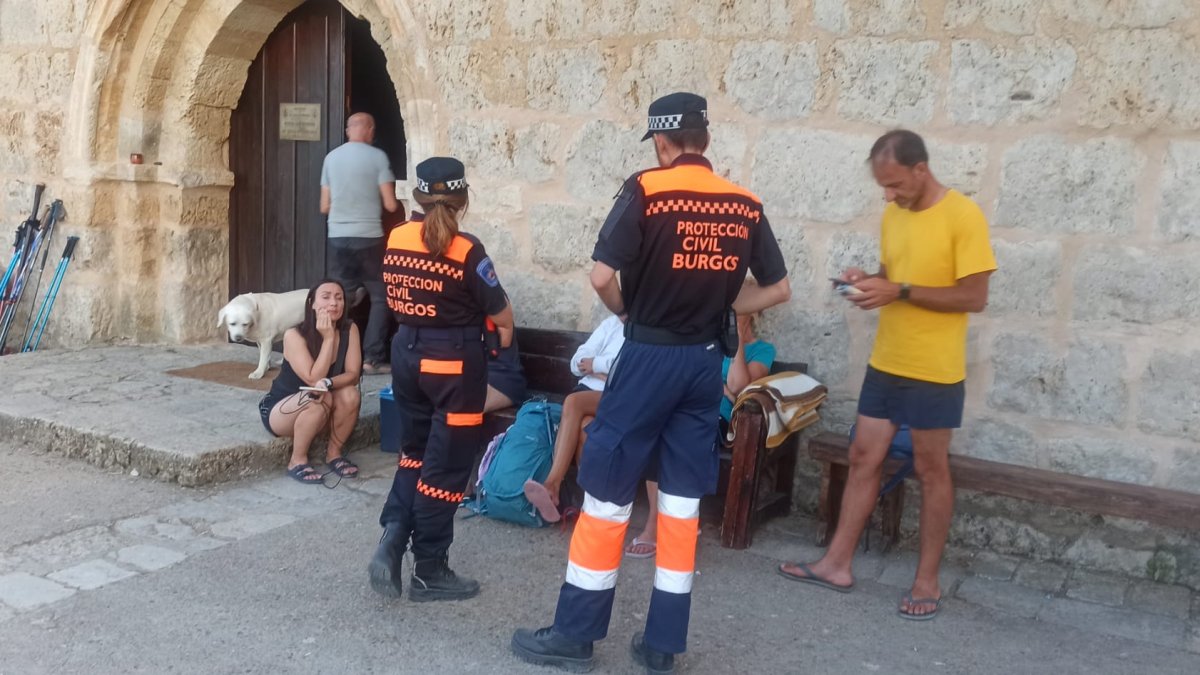 Los voluntarios en la asistencia a peregrinos, este jueves, en Itero del Castillo.