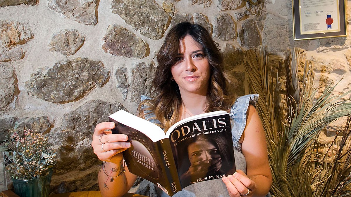 La escritora Jess Penas, con un ejemplar de 'Odalis', su primera novela.