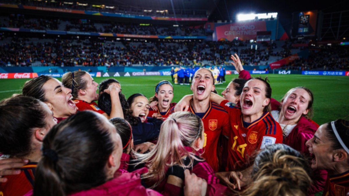 La selección femenina de fútbol celebra su pase a la final.