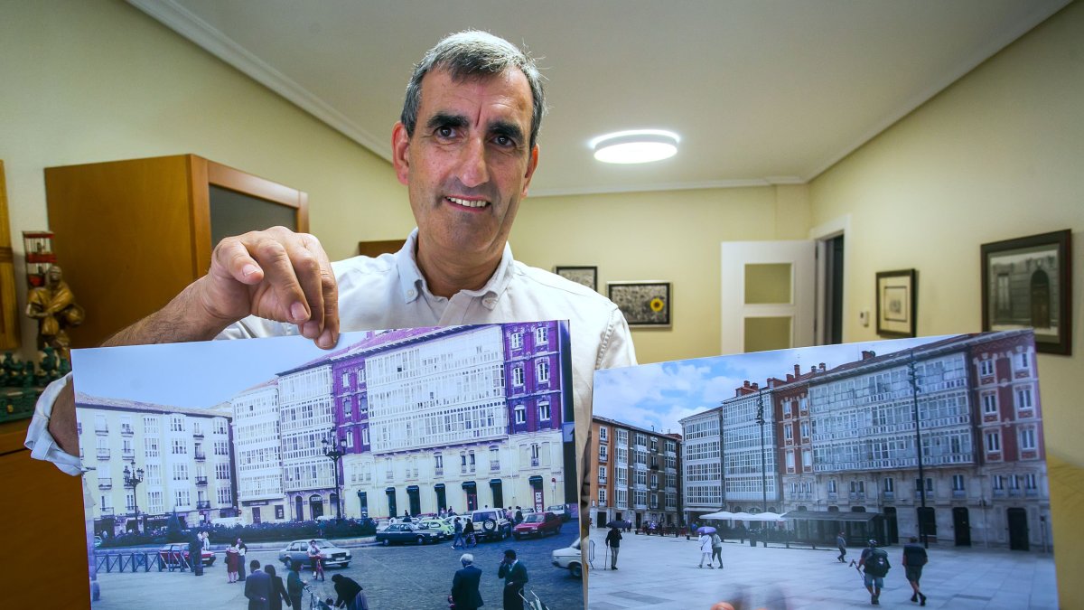 Luis Ángel muestra dos fotografías con el antes y el después de la plaza del Rey San Fernando.