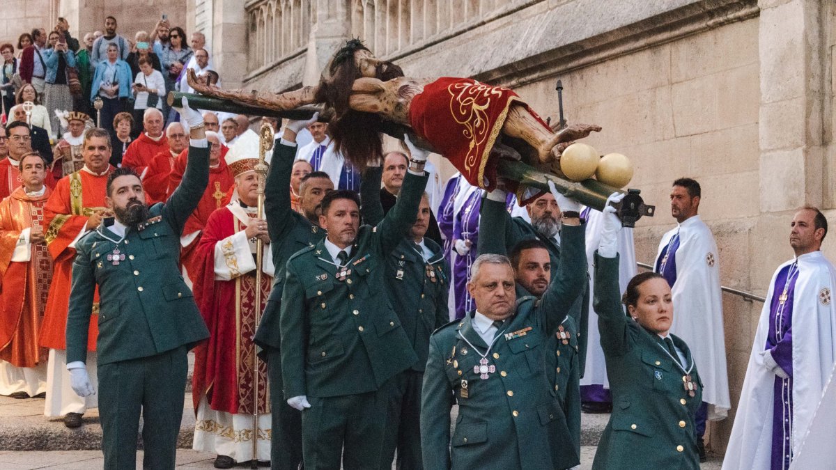 El Santo Cristo de Burgos portado a hombros para incorporarse a la procesión.