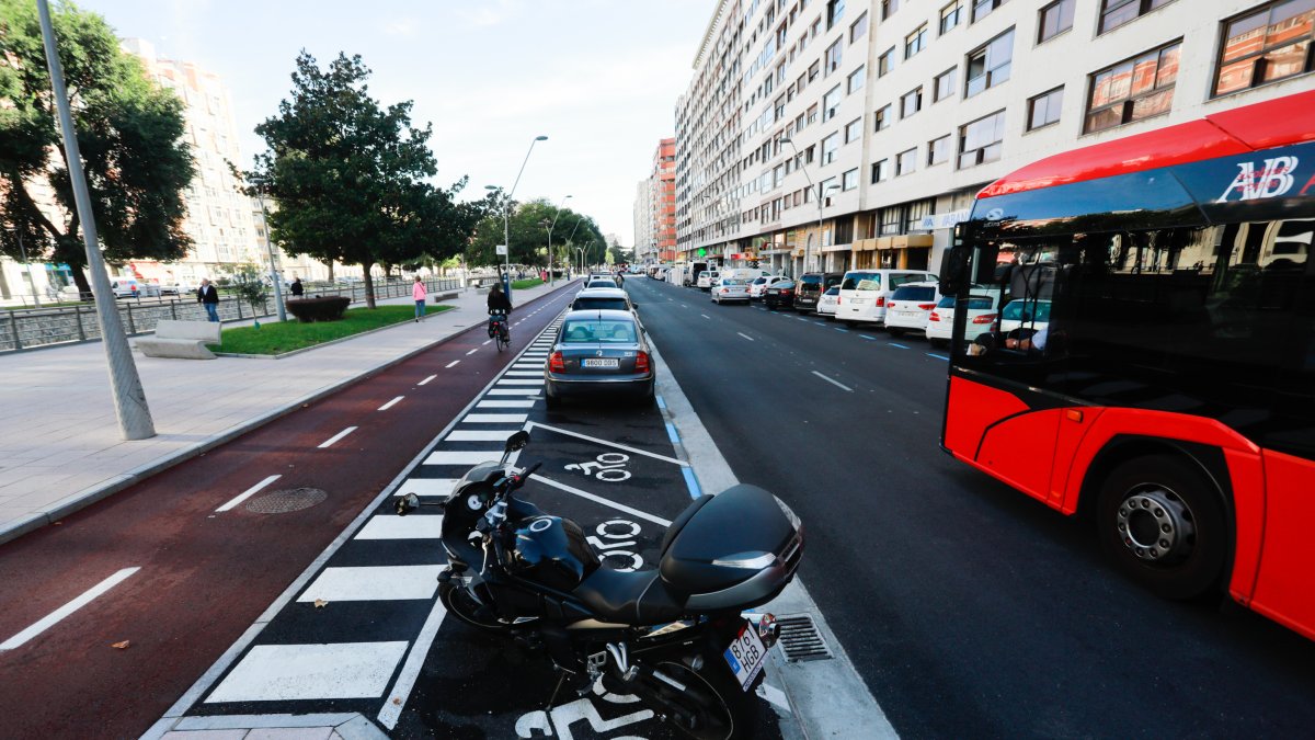 Las plazas de aparcamiento de motocicletas se sitúan junto a los pasos de peatones para aumentar la visibilidad.