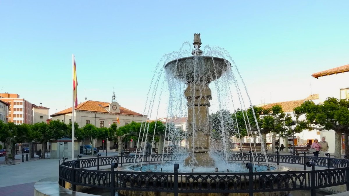 Vista de la fuente de la Plaza y el Ayuntamiento de Villarcayo