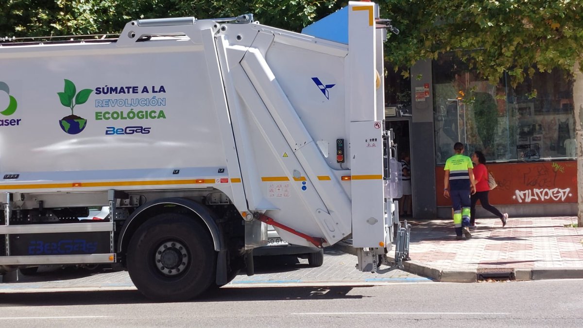 Camión de recogida de basura en una calle de la capital burgalesa.