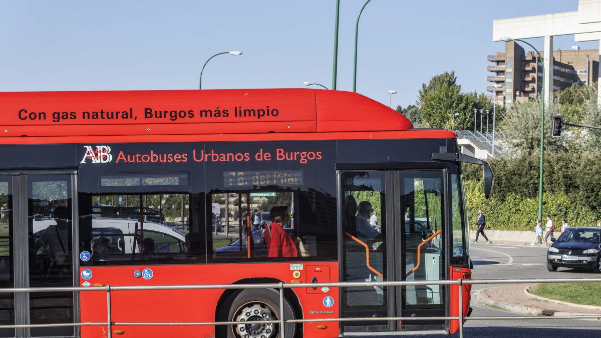 Un autobús municipal en las cercanías del Hospital Universitario de Burgos.