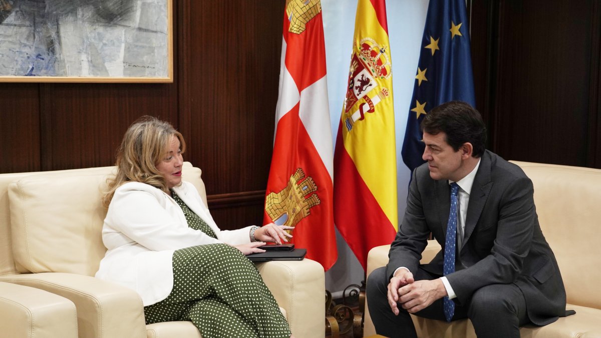 El presidente de la Junta de Castilla y León, Alfonso Fernández Mañueco, mantiene un encuentro con la alcaldesa de Burgos, Cristina Ayala