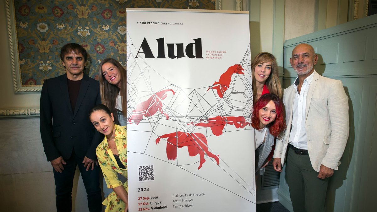 Las bailarinas de Alud junto a la concejal de Cultura, Marta Alegría, el director de la compañía Alberto Estébanez y el coreógrafo de la obra, Alfonso Ordóñez.