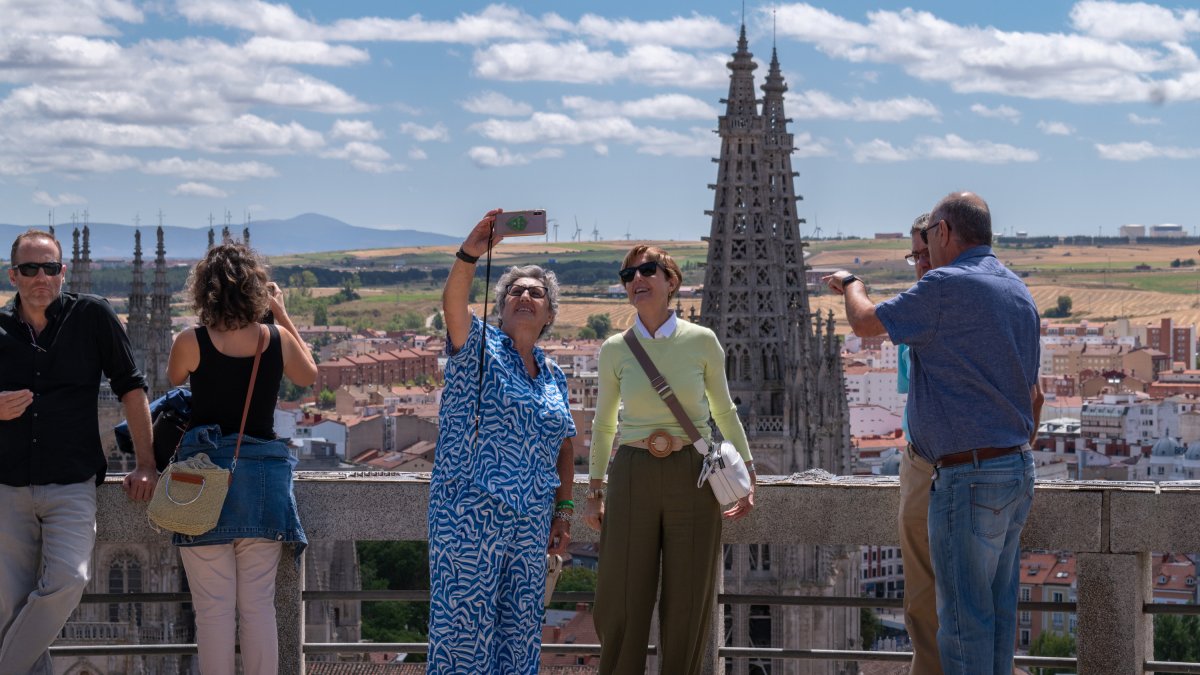 Varios turistas hacen fotos desde el mirador del Castillo de la capital burgalesa.