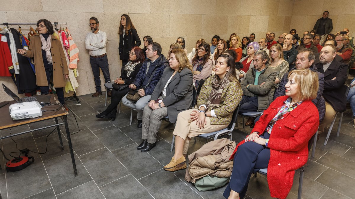 La alcaldesa, Cristina Ayala, visitó el centro municipal 'Purificación Santamarta', de la Barriada de los Ríos, para conocer los programas en detalle.