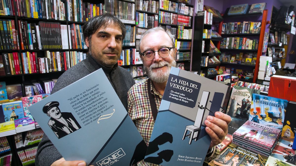 Sergio Izquierdo y Javier Martínez, con sendos ejemplares de ‘La hija del verdugo’, en la librería Viñetas.