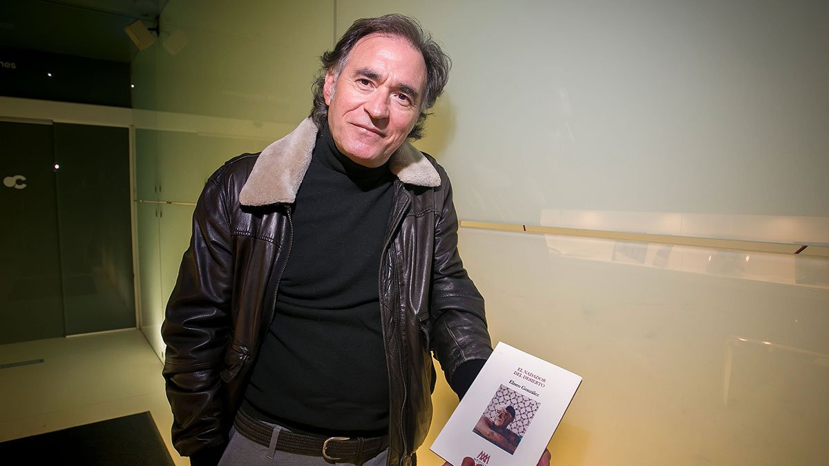 El escritor burgalés Eliseo González, con su nuevo poemario.