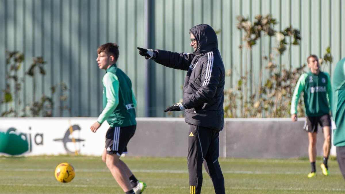 Bolo, bien abrigado, dirige un entrenamiento para preparar el partido ante el Andorra.