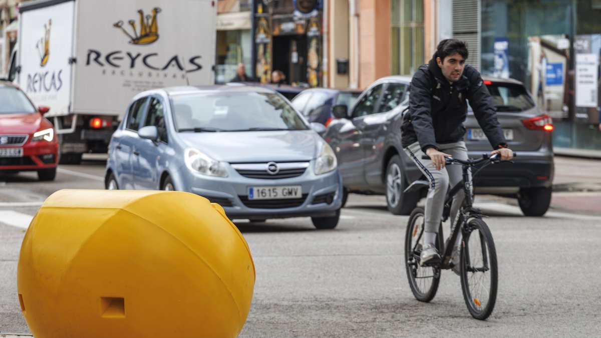Contenedores de fundentes o 'saleros' en la calle Vitoria con Santa Casilda en la capital de Burgos.
