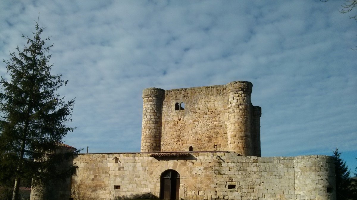 Castillo de Virtus, construido entre finales del siglo XIV y principios del XV.