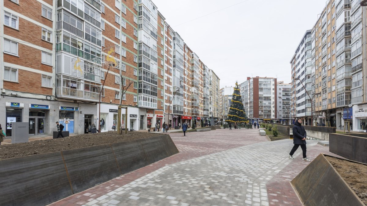La calle Francisco Grandmontagne ya luce su nuevo aspecto, tras concluir las obras de peatonalización.