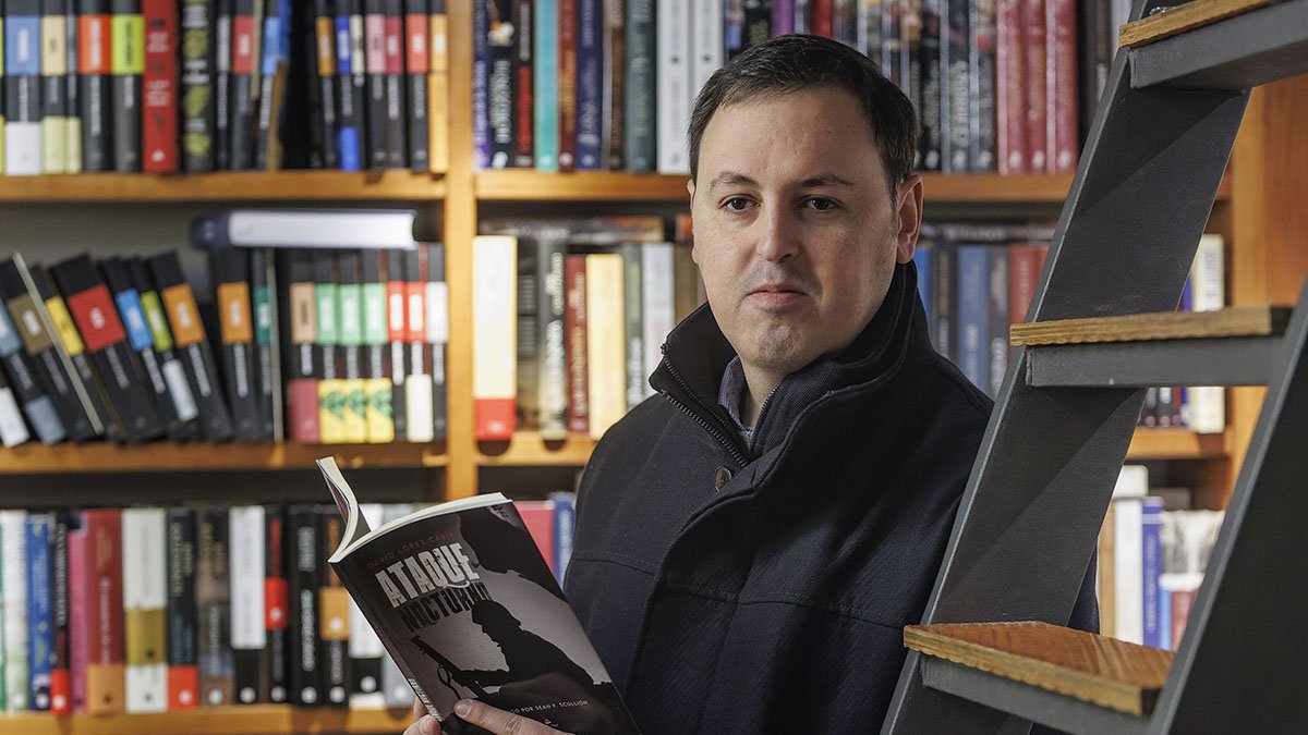 David López Cabia, con un ejemplar de su nueva novela.