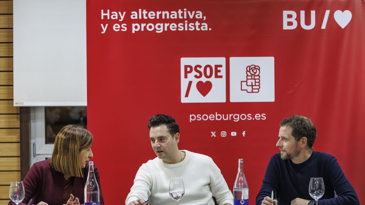 Nuria Barrio, Daniel de la Rosa y Josué Temiño, en la primera reunión de la agrupación municipal del PSOE en 2024.