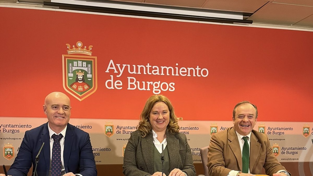 Ángel Manzanedo, Cristina Ayala y Fernando Martínez-Acitores durante la presentación del borrador del presupuesto.