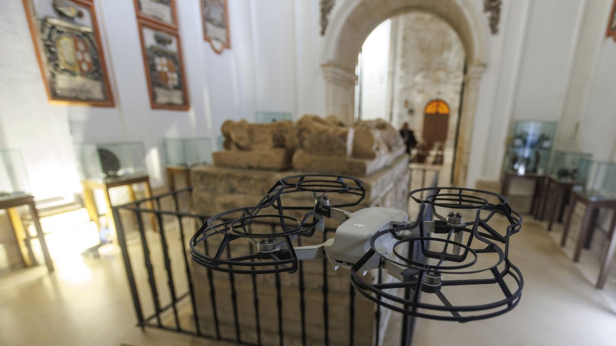 Un momento de la sesión fotográfica del mausoleo del Cid y Doña Jimena, ubicado en la capilla de San Sisebuto.