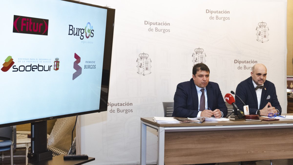 Carlos Gallo, en representación de Sodebur, y Fernando de la Varga, por Promueve, han presentado la oferta de Burgos en Fitur.
