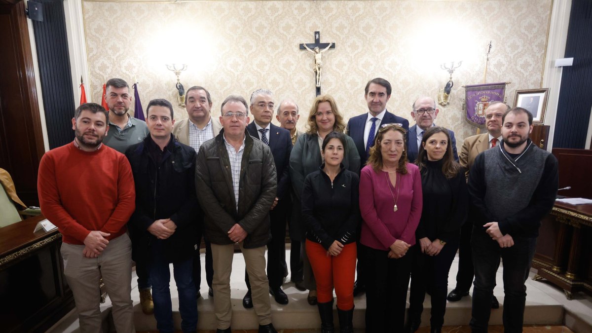 Foto de familia tras la firma del convenio entre la Junta, la Diputación, el Ayuntamiento de Burgos y alcaldes del Alfoz sur para garantizar el suministro de agua.