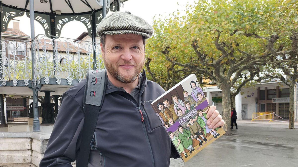 Sergi Bernal, en la plaza Mayor de Briviesca con el cómic ‘La promesa’.