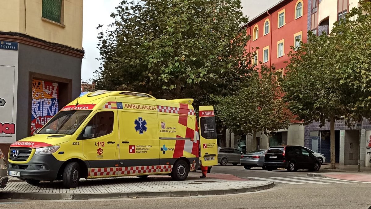 Imagen de una ambulancia en la calle Briviesca.