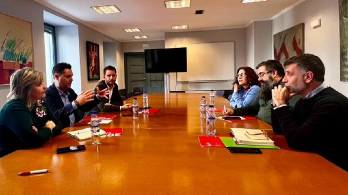 Representantes de las ONGD locales y regionales y el director general de Oxfam Intermón, reunidos con concejales del Grupo Municipal Socialista.