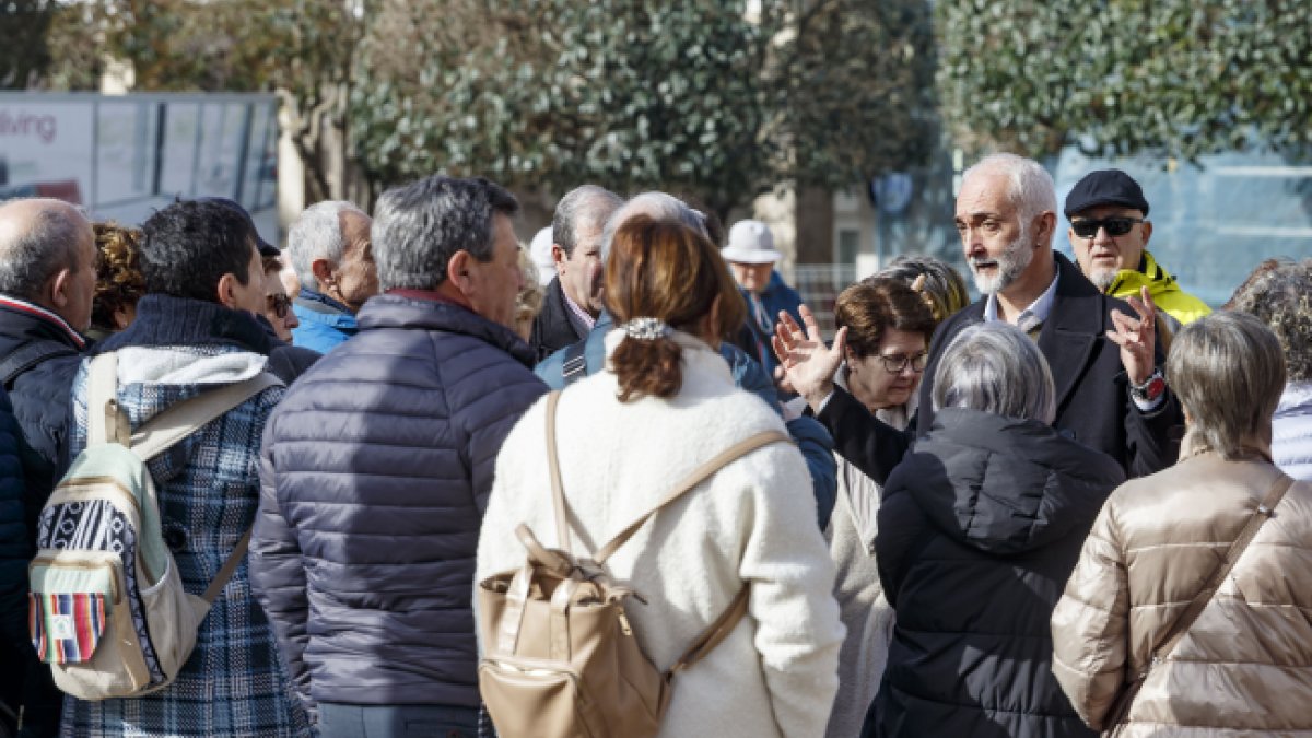 Un guía ofrece una explicación a un grupo de turistas en Burgos.