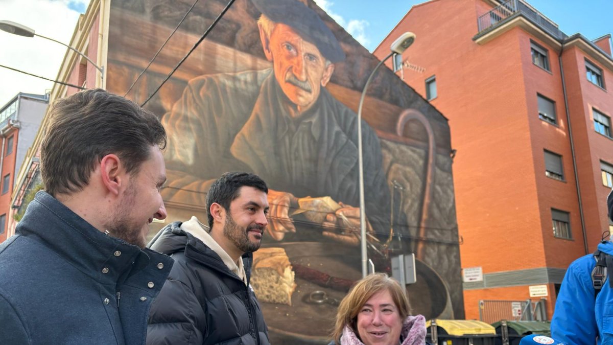 El artista, en el centro, junto al alcalde y la presidenta de la Asociación de Comerciantes del barrio de Santa Catalina